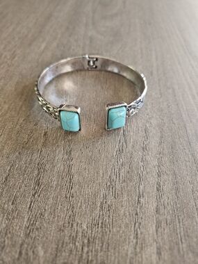 Western Turquoise Stone Silver-Tone Cuff Bracelet - Women Fashion Jewelry